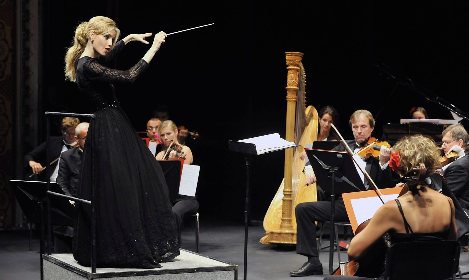 Inma Shara, con la Orquesta Sinfónica Nacional Checa.