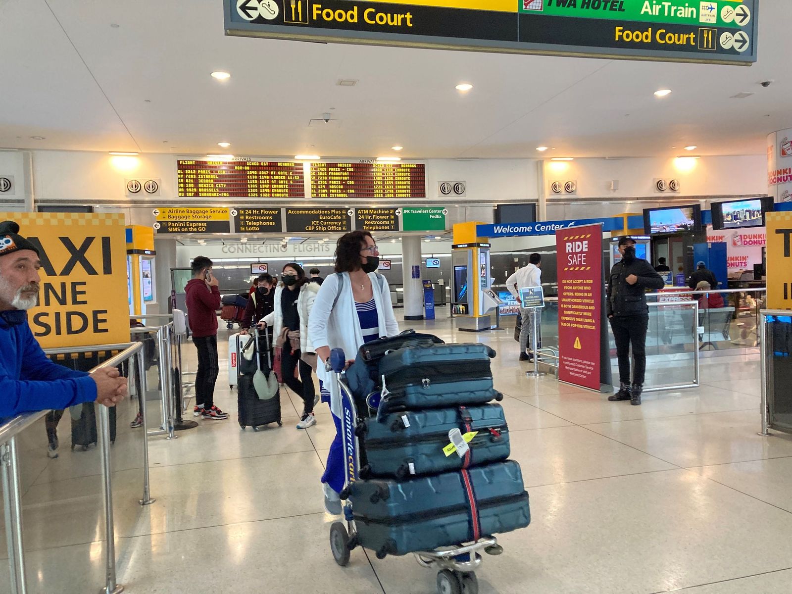 Pasajeros de vuelos internacionales llegan al Aeropuerto  Internacional John F. Kennedy en Nueva York.