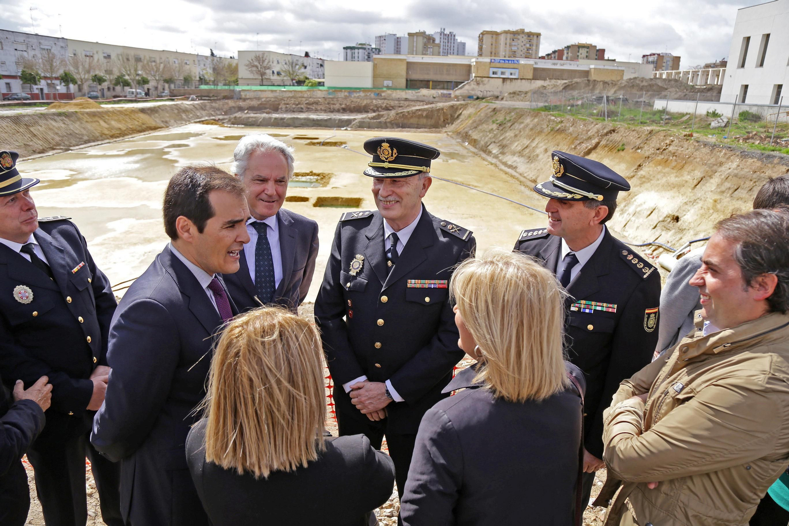 El secretario de Estado conversa con Mamen Sánchez y Pelayo ante el subdelegado y altos cargos policiales. Al fondo, el solar de la comisaría nueva.
