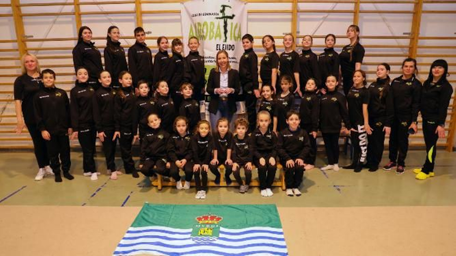 La edil de Deportes de El Ejido junto con las pequeñas deportistas.