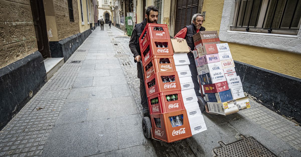 Lluvia, viento y caos en el tren ponen en alerta a hoteles y restaurantes de cara al Carnaval de Cádiz