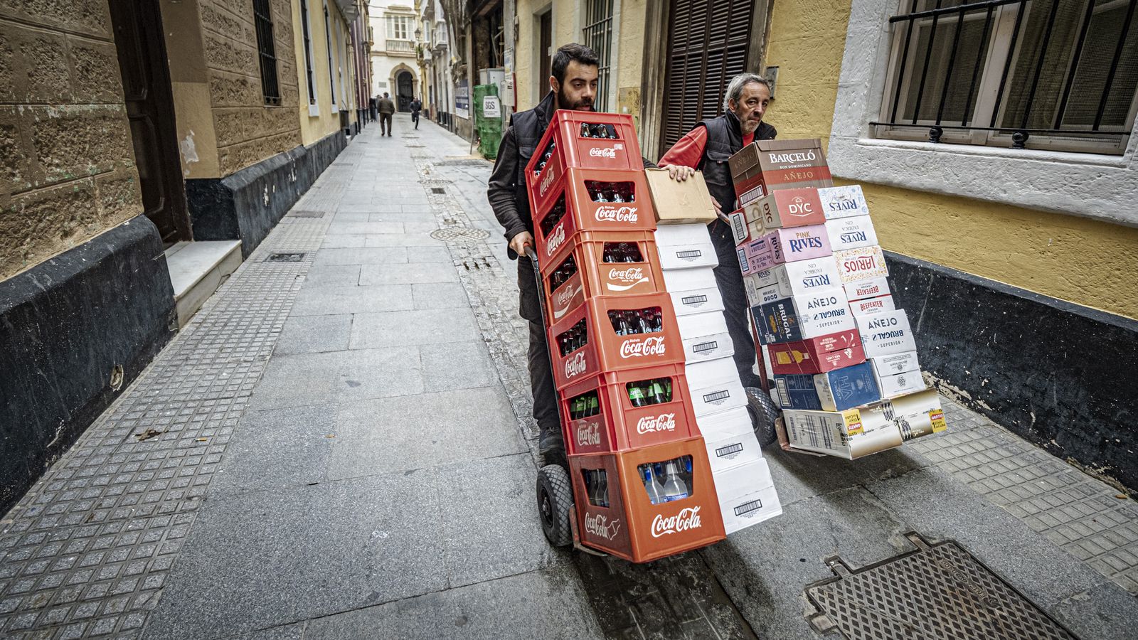 Transportistas reponiendo bebidas en el Carnaval de 2024.