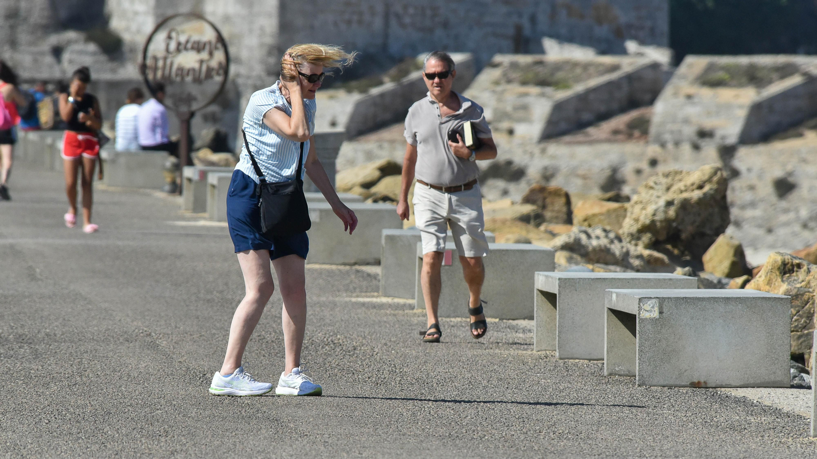 Un día de levante fuerte en Tarifa, en imágenes