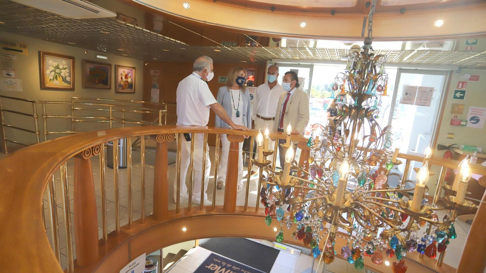 Pilar Miranda con la tripulación en el interior del crucero.