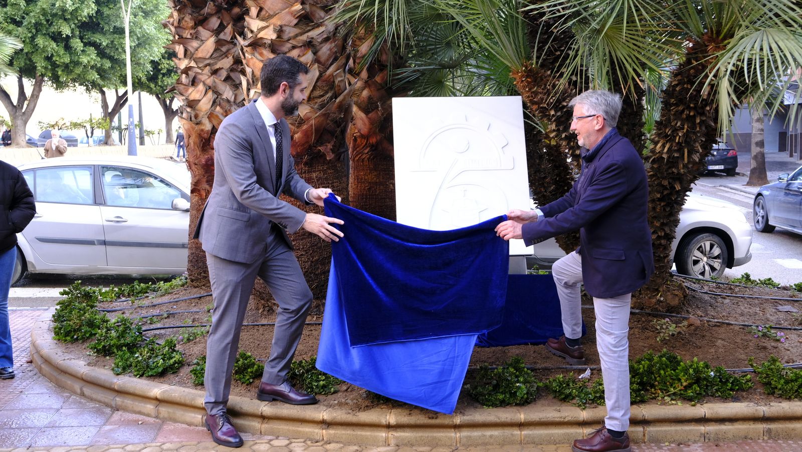 El monolito de mármol ha sido ubicado en Rambla Amatisteros