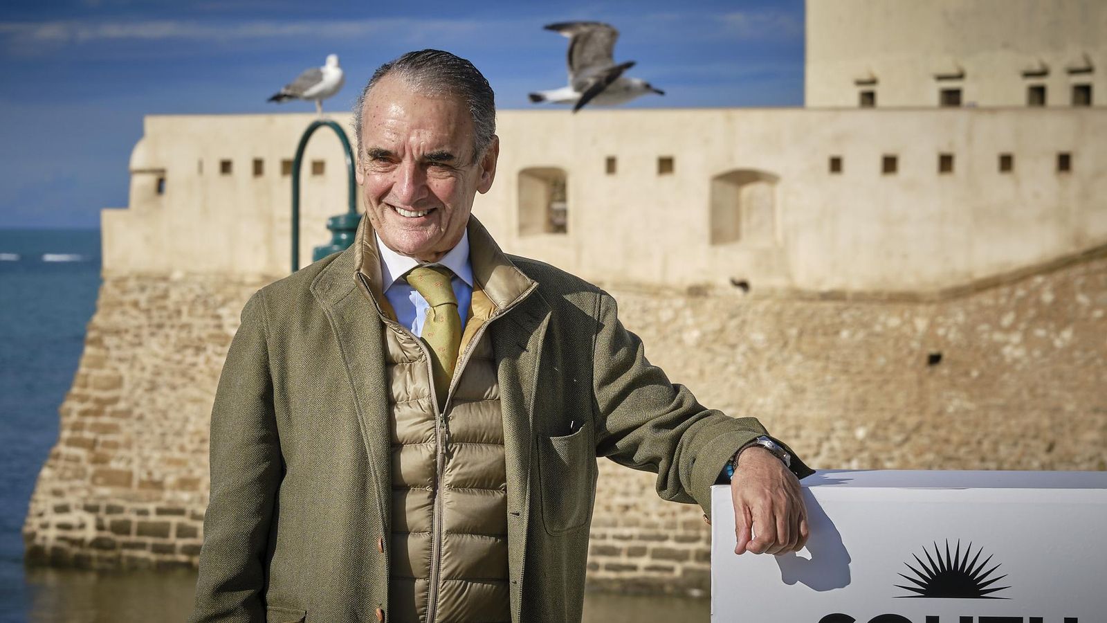 Mario Conde frente a la playa de la Caleta