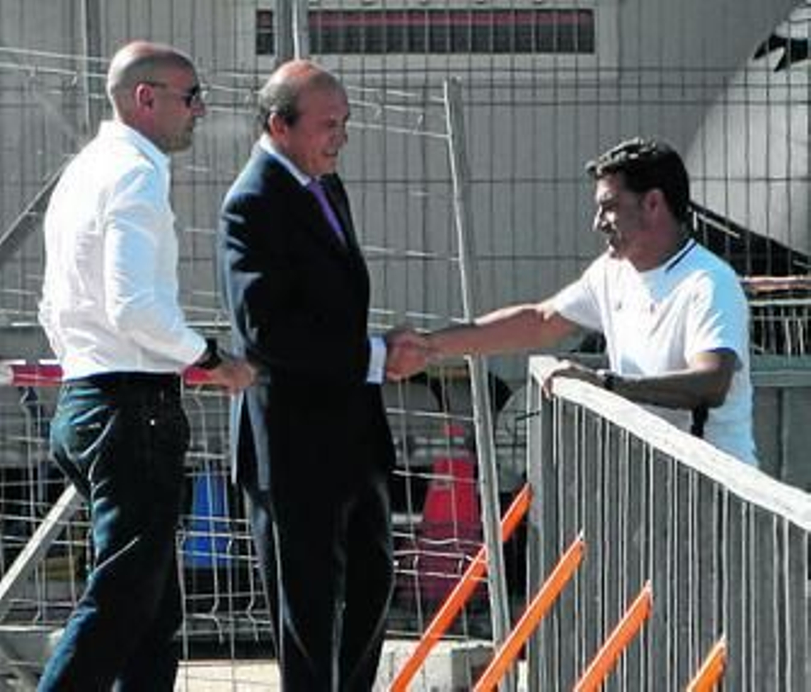 Míchel saluda a Del Nido, junto a Monchi, en el día de ayer.