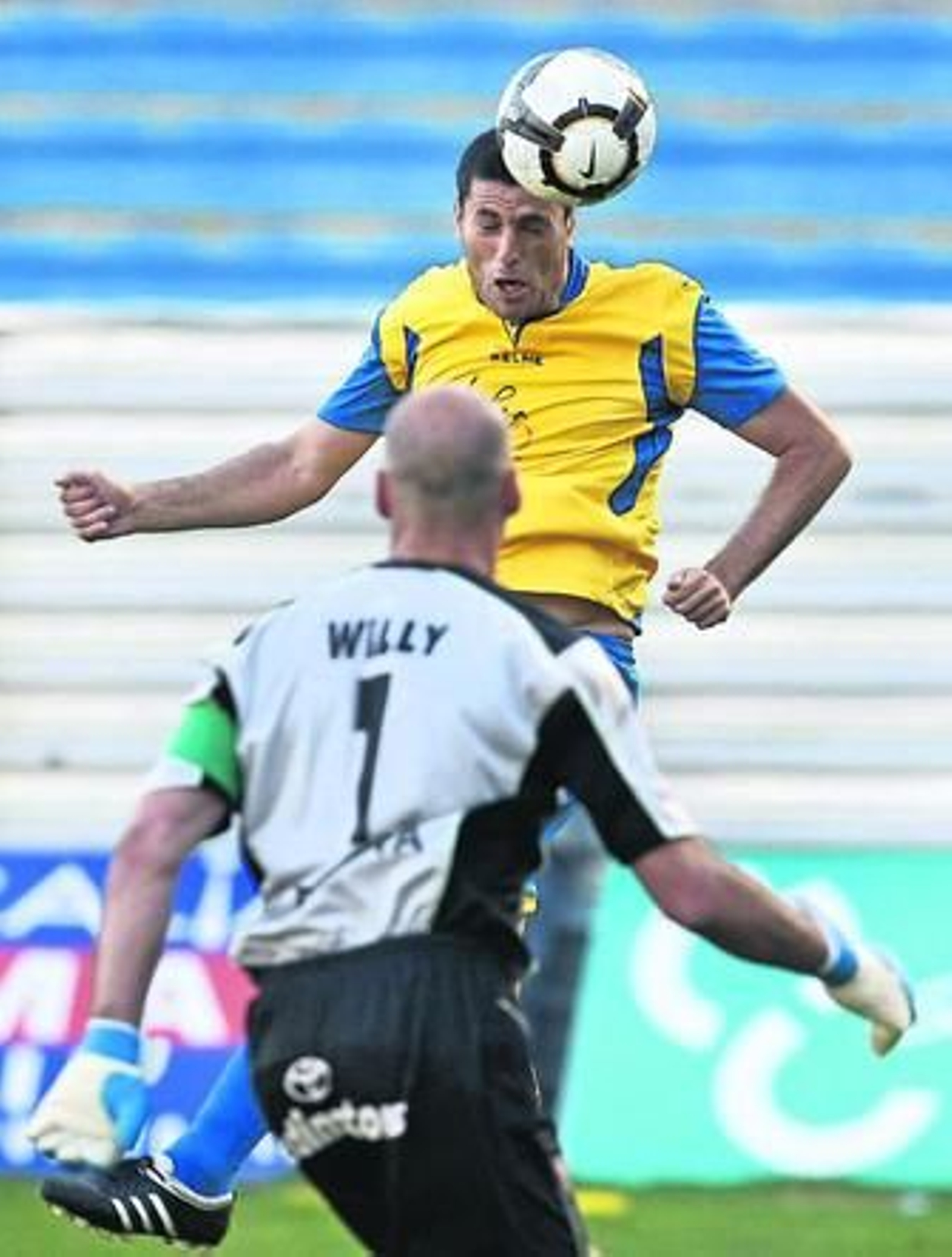 Tristán remata de cabeza al fondo de la red en presencia del portero del Elche, ya superado.