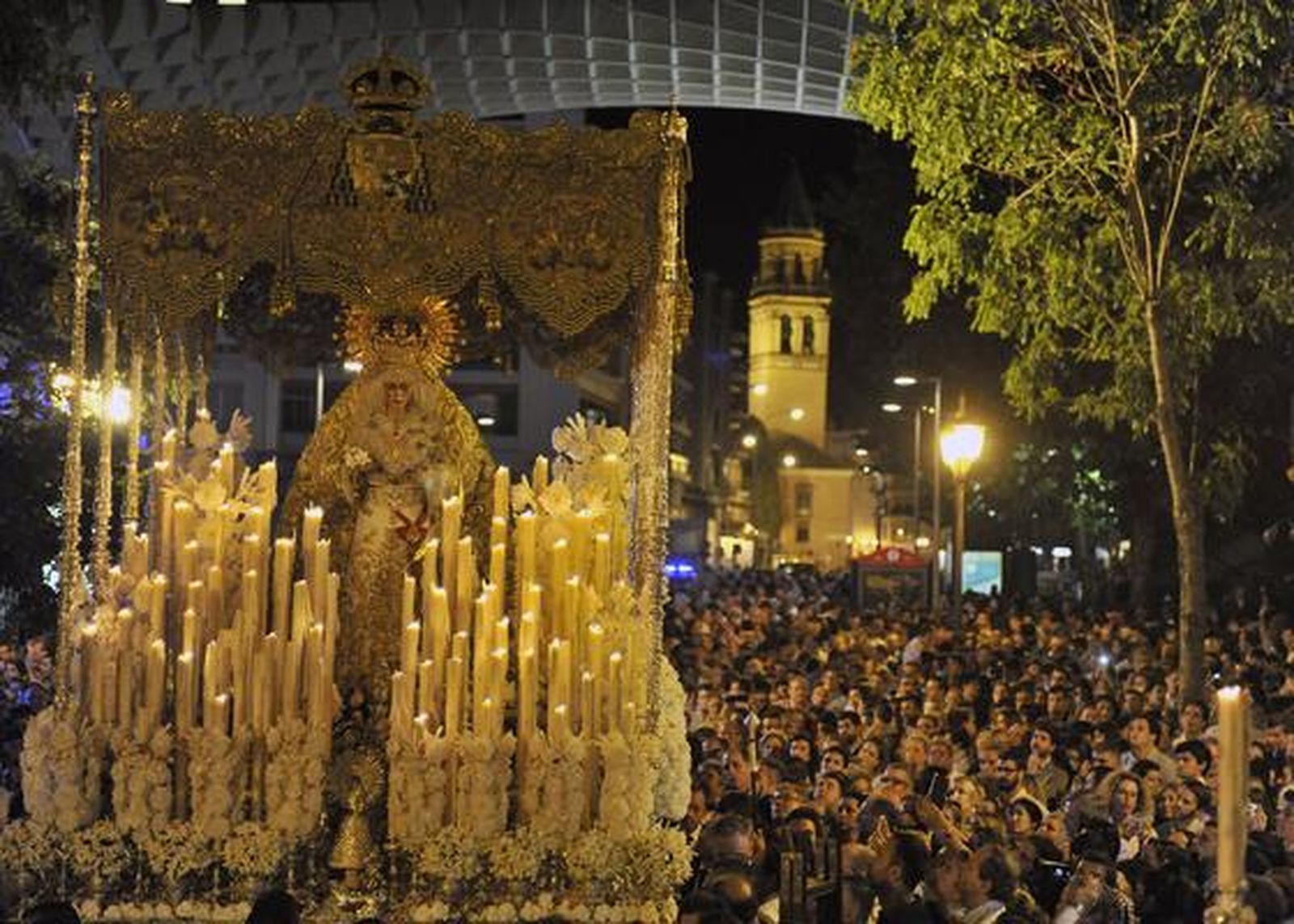 Las imágenes de la procesión extraordinaria de la Esperanza Macarena

Foto: Juan Carlos Vazquez