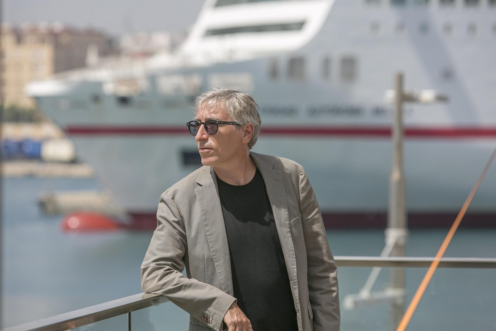 David Trueba con el 'Melillero' a su espalda en el puerto de Málaga.
