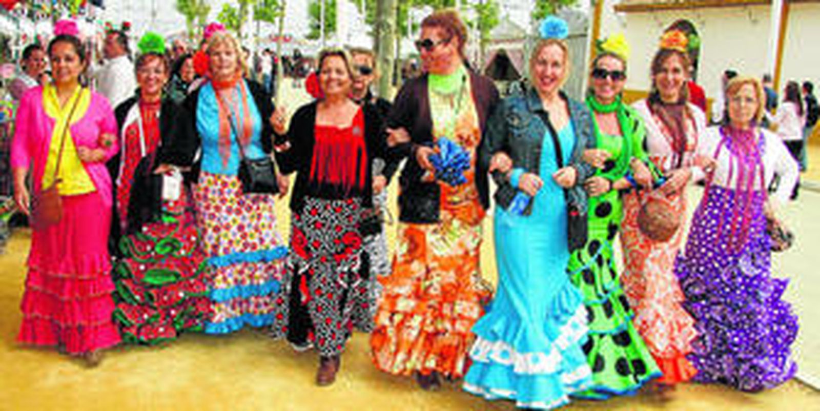 Un grupo de mujeres algo abrigadas paseando en la tarde de ayer por el recinto ferial.