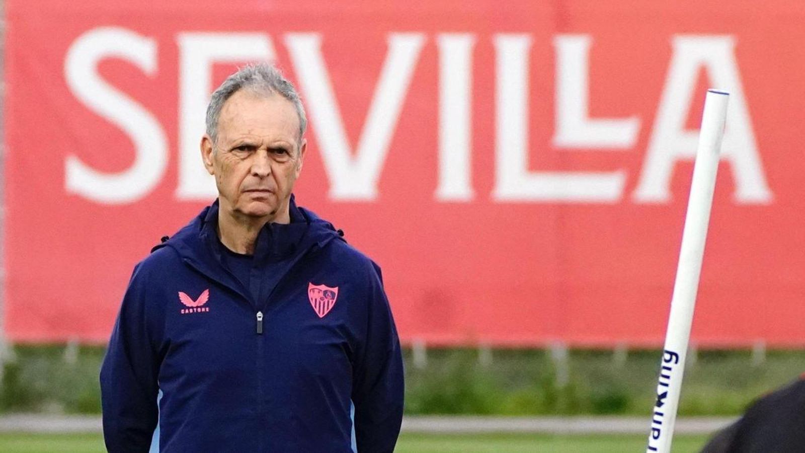 Joaquín Caparrós en su primer entrenamiento con el Sevilla en la tarde de este Lunes Santo.