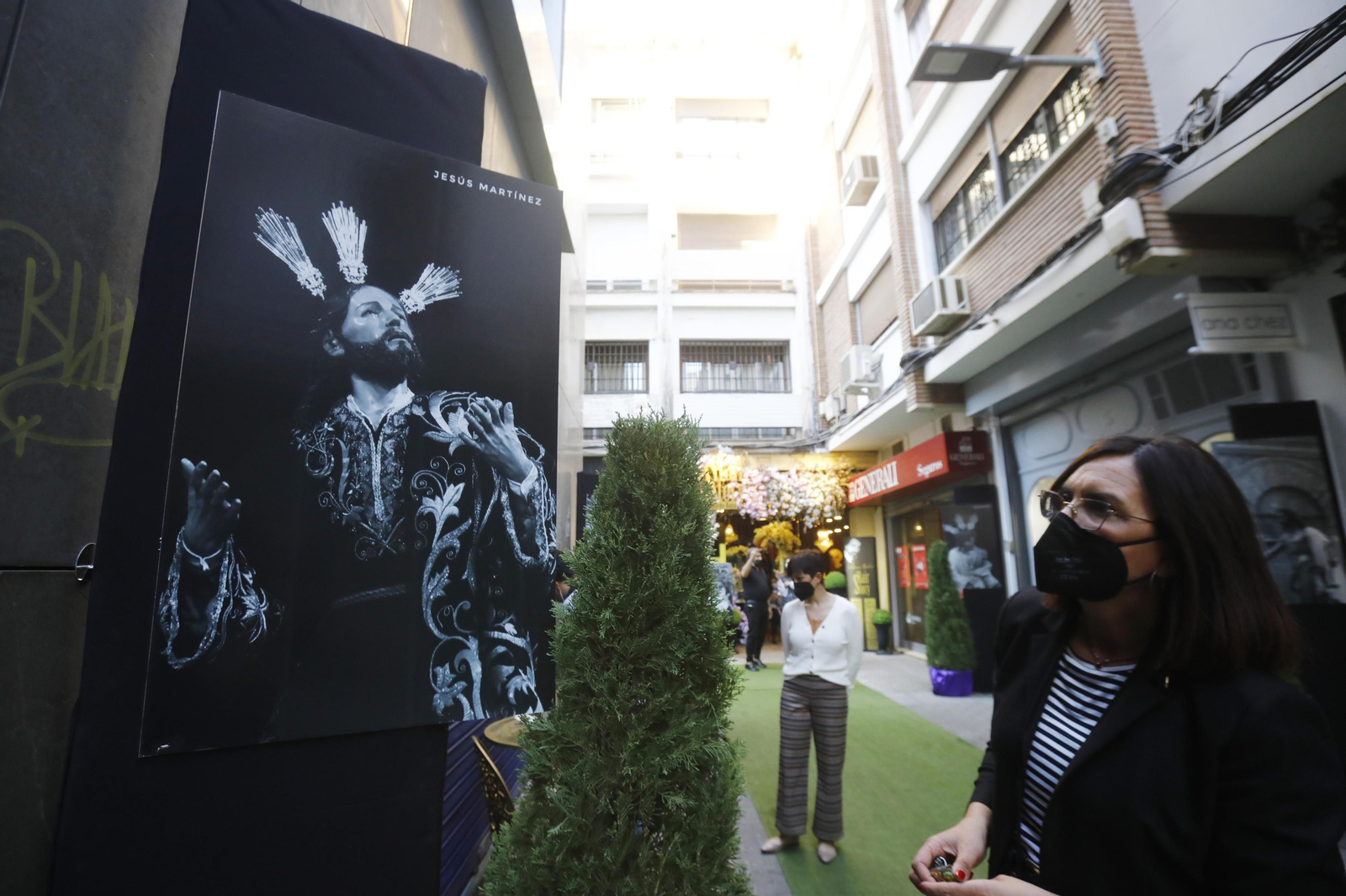 El comercio de Córdoba se engalana para la Pasión