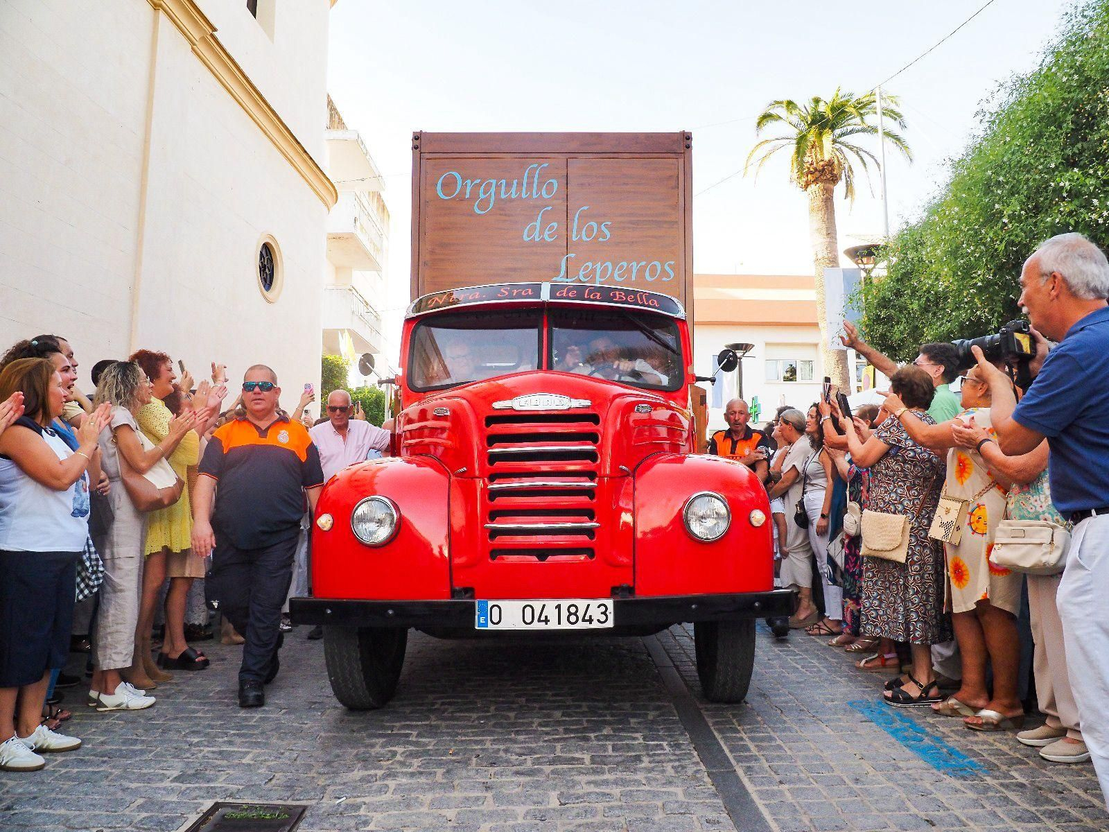 Imágenes de la multitudinaria despedida de la Virgen de la Bella en Lepe antes de la Magna, emulando la de 1954