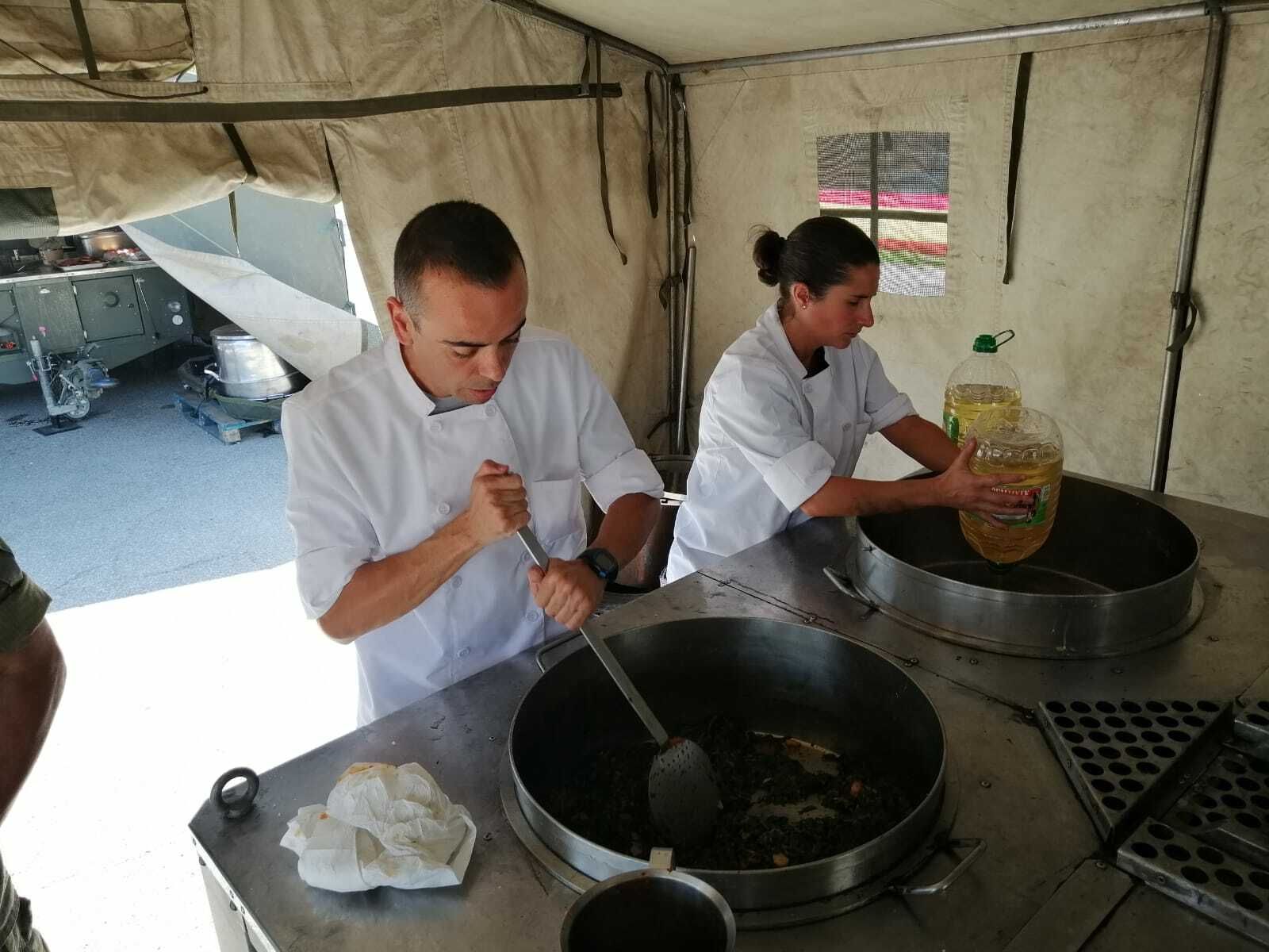 Dos concursante elaboran el menú elegido con los alimentos asignados.