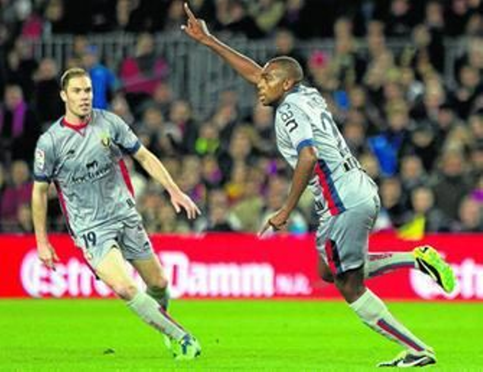 Raoul Loe celebra junto al ex blanquiverde Nano un gol conseguido en el Camp Nou la pasada temporada.