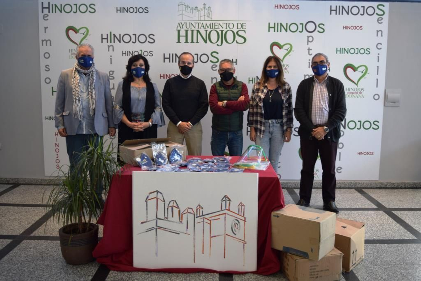 Los asistentes a la reunión mantenida entre el Ayuntamiento de Hinojos y los centros educativos.