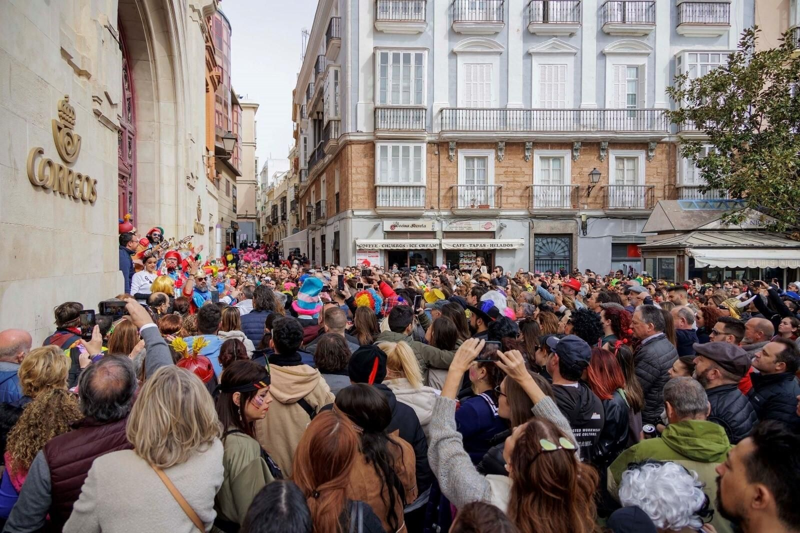 La escalera de Correos, junto a la Plaza de las Flores, uno de los lugares más señeros para escuchar las agrupaciones de Carnaval.