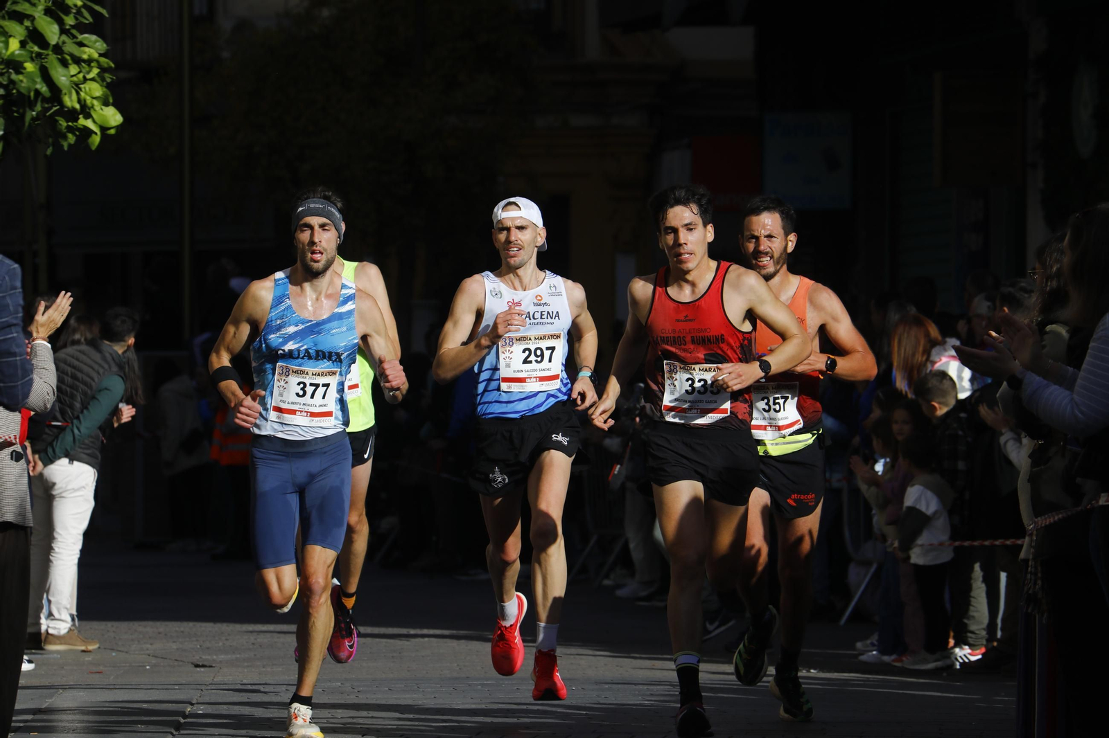 La gloria de cruzar la Puerta del Puente: las fotos de la línea de meta de la Media Maratón de Córdoba 2024