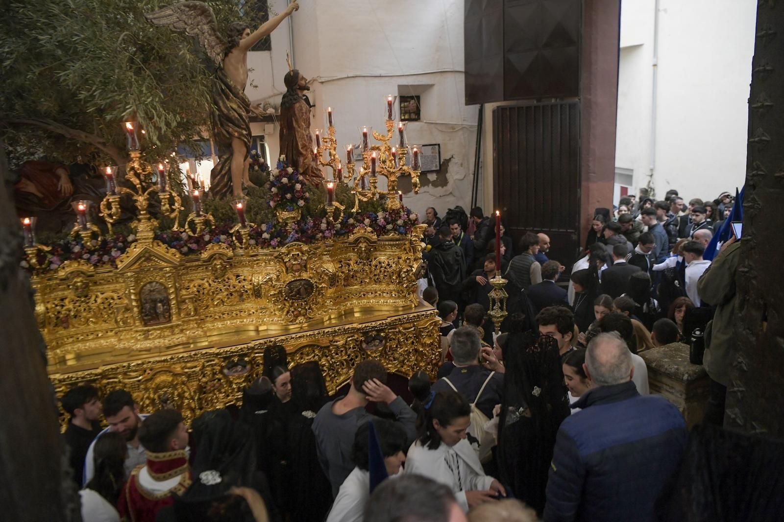 Fotos: El Huerto de los Olivos secunda la decisión de no salir ante las condiciones meteorológicas