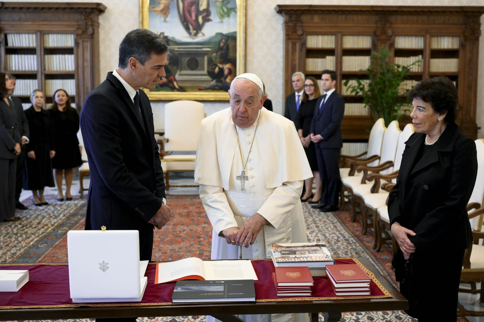 El papa Francisco y el presidente del Gobierno, Pedro Sánchez, este viernes en el Vaticano. El papa Francisco y el presidente del Gobierno, Pedro Sánchez, este viernes en el Vaticano.