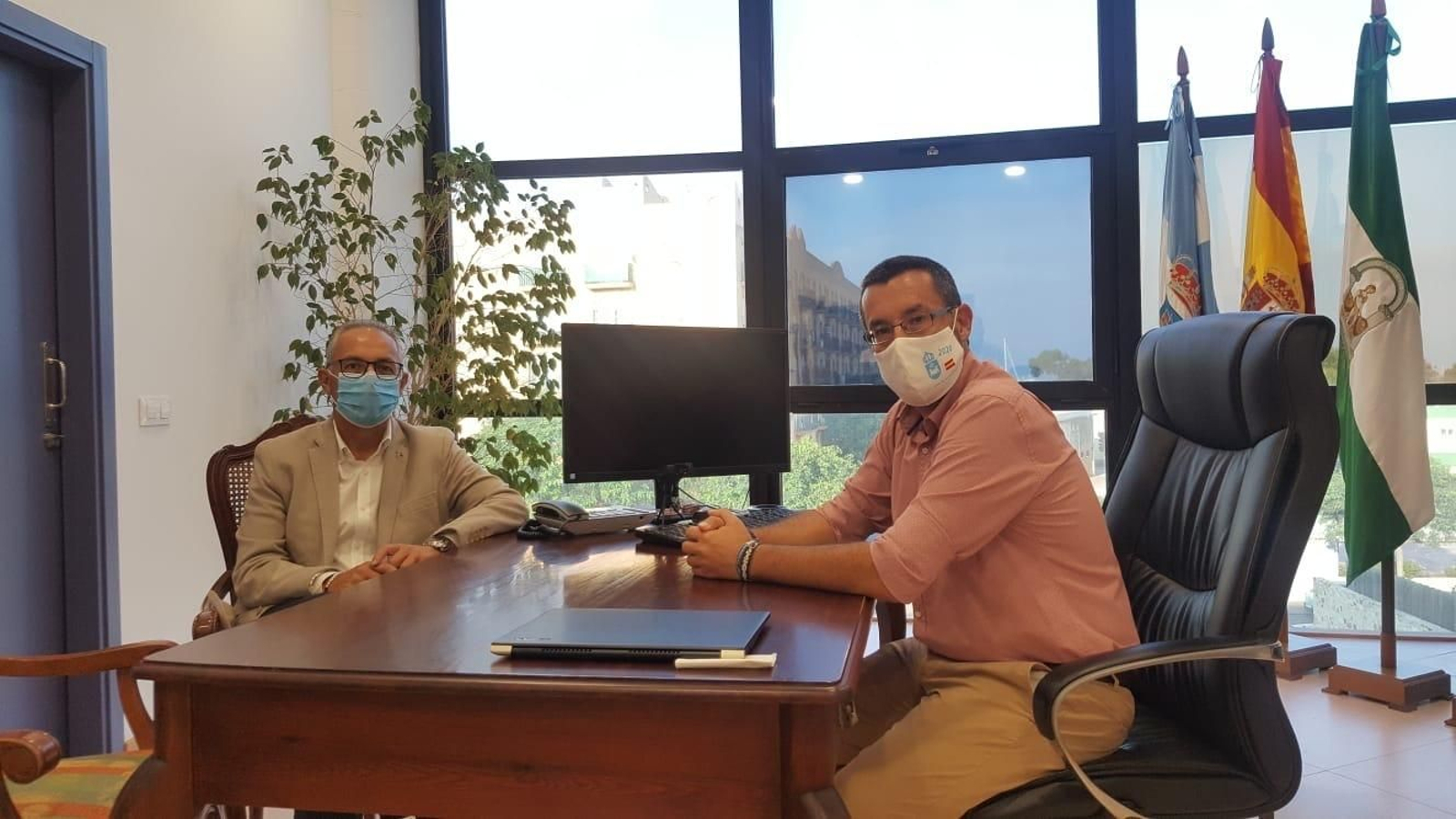 Juan Lozano y Juan Franco, en el despacho de Alcaldía de La Línea.