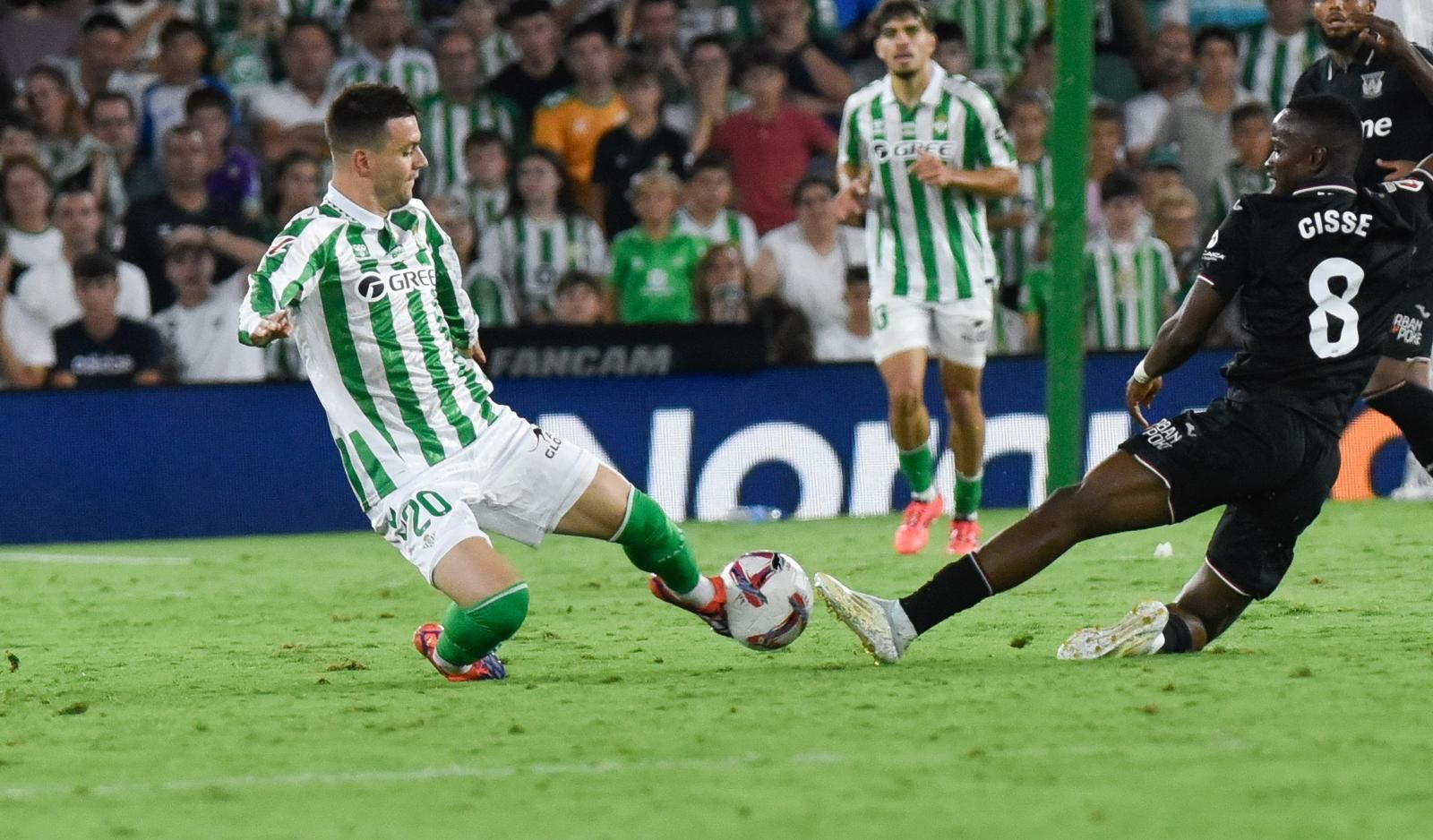 Lo Celso se lleva un balón aparentemente sin dueño ante Cissé.