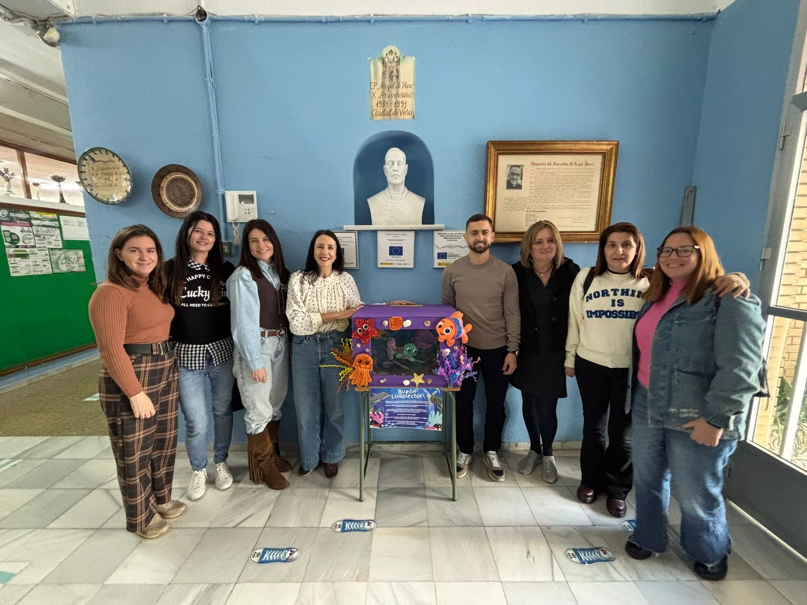 Entrega del buzón lector en uno de los colegios del municipio.