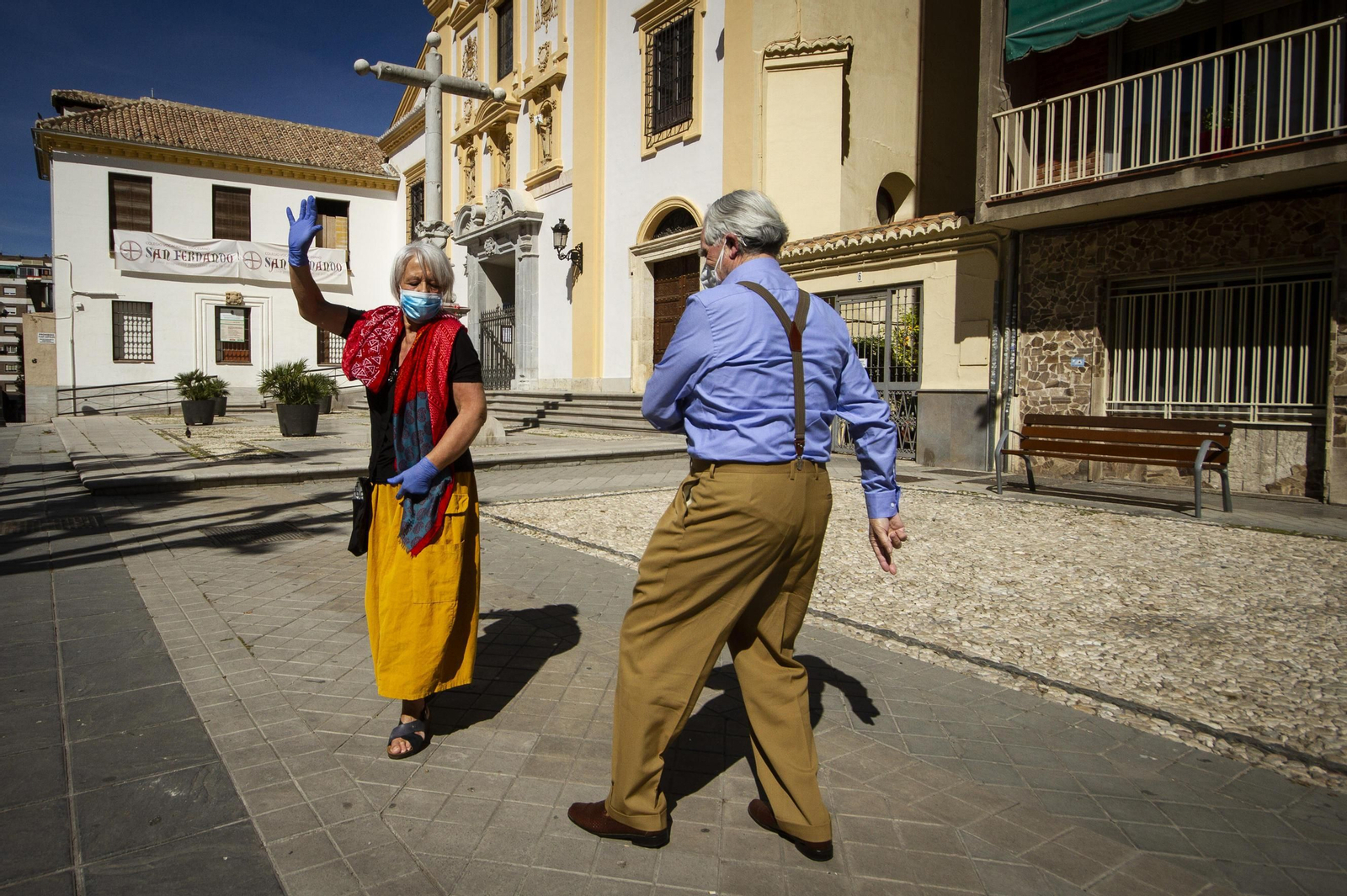 Unas sevillanas durante la hora de paseo