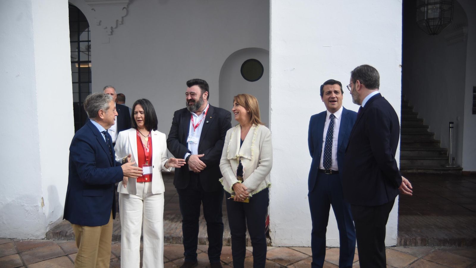 Representantes institucionales conversan con Encarna Laguna