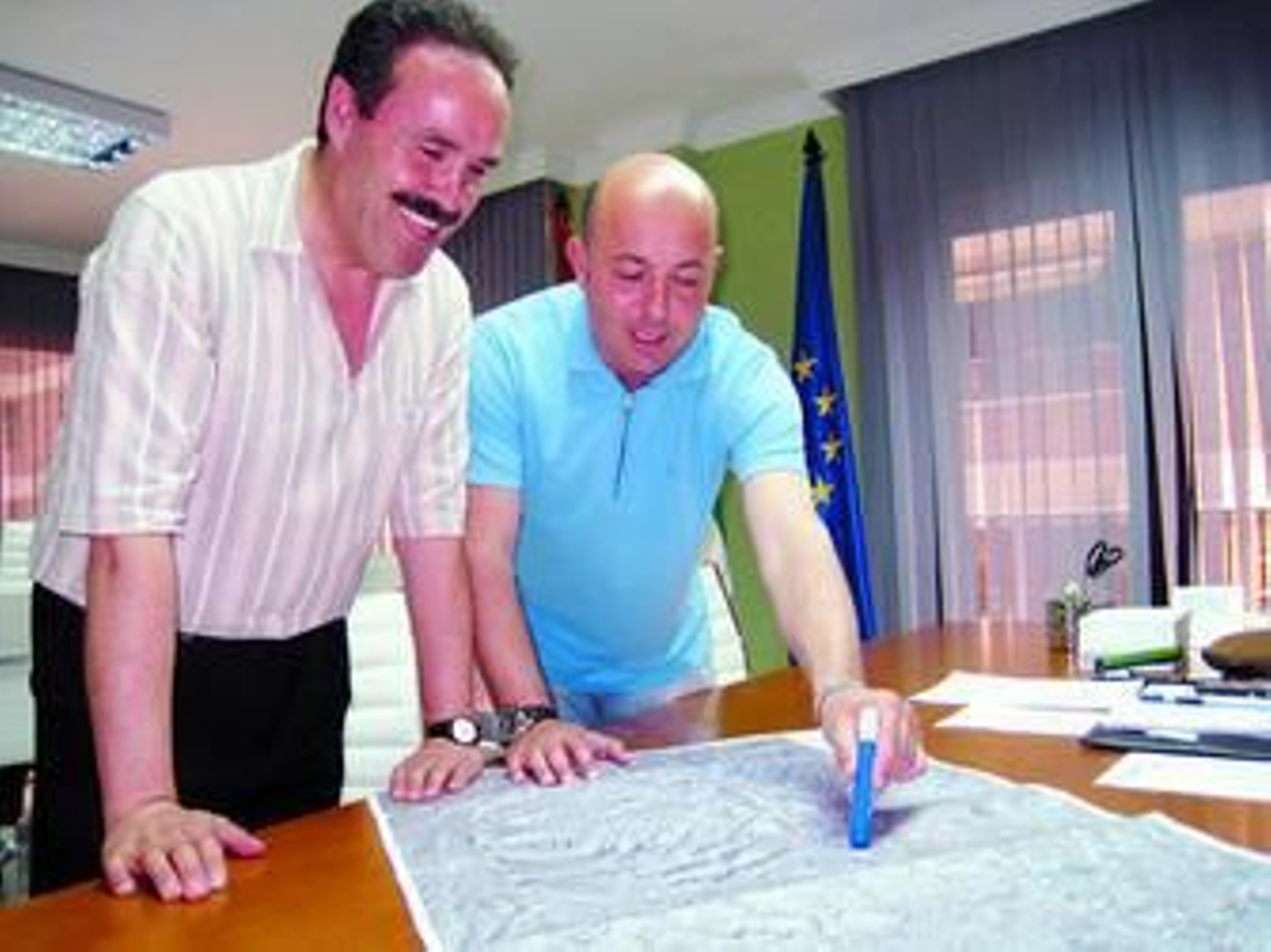 Clemente García explica a Alfredo Valdivia el proyecto.