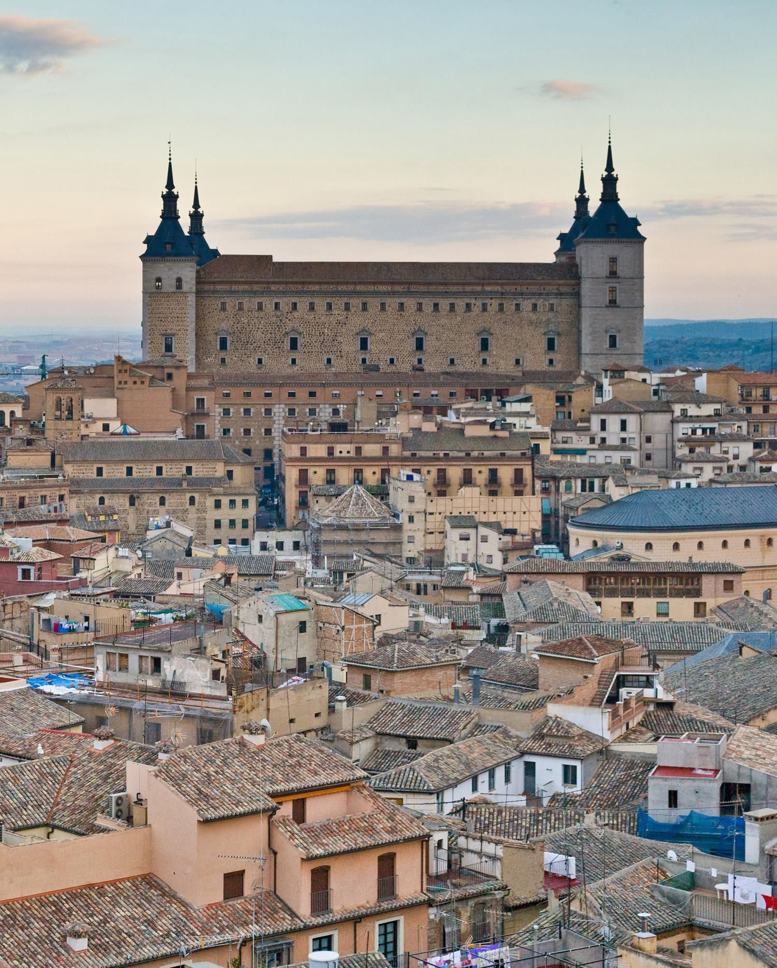 El Alcázar de Toledo, una fortaleza construida en tiempos de Carlos V de la que salió Franco como cadete.
