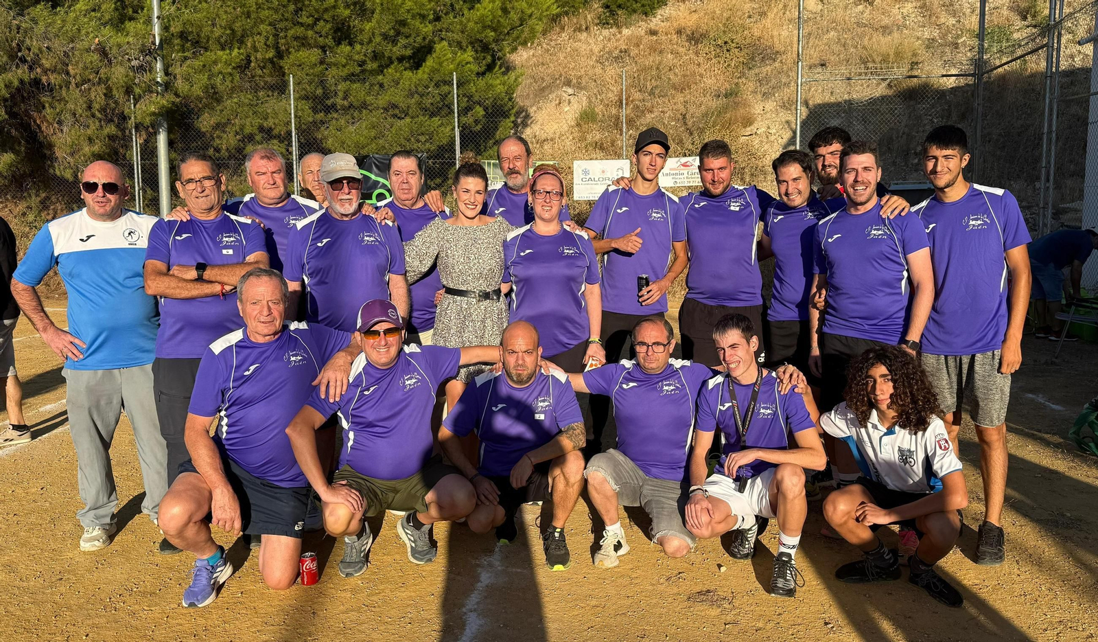Foto de familia de Beatriz López con miembros del club y participantes del torneo.