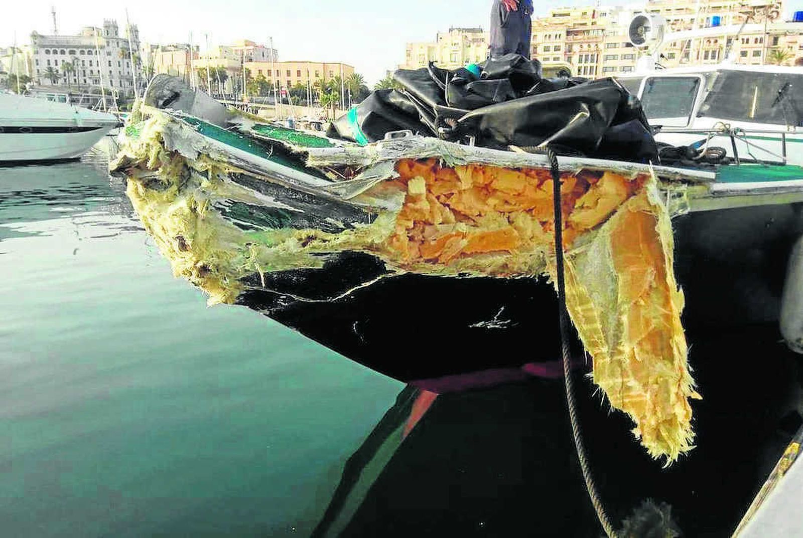 La proa de la patrullera de la Guardia Civil, tras el impacto.