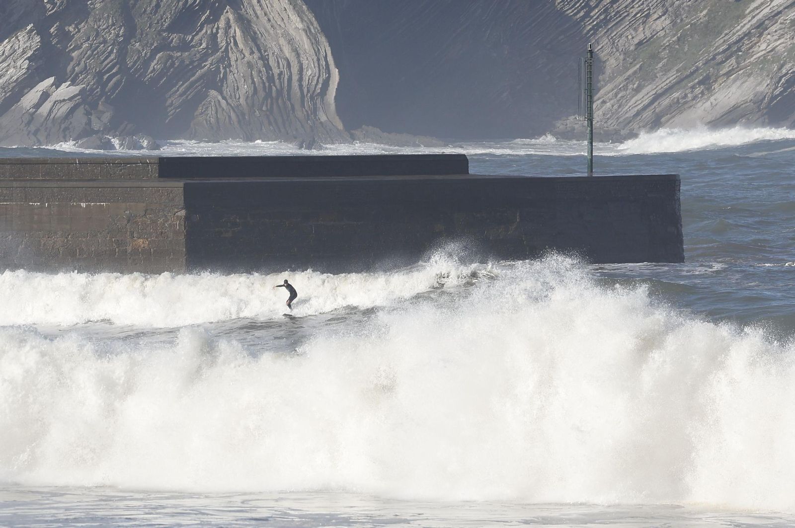 Las impresionantes olas que provoca Herminia en la costa norte de España