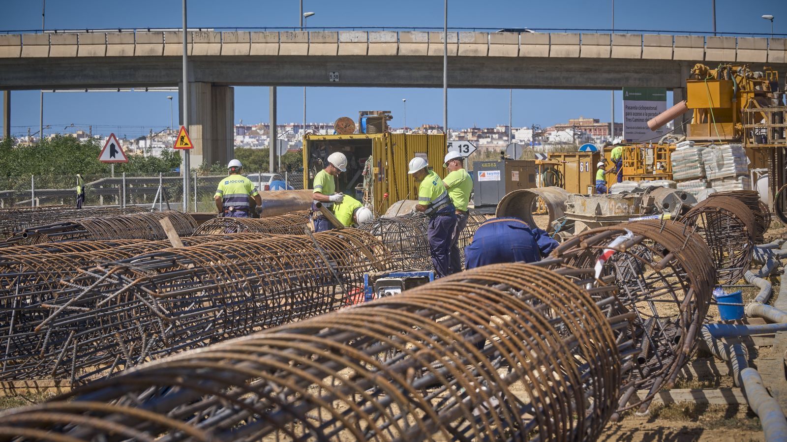 Imágenes de los trabajos para la construcción de la pasarela para conectar la parada del tranvía con Tres Caminos.