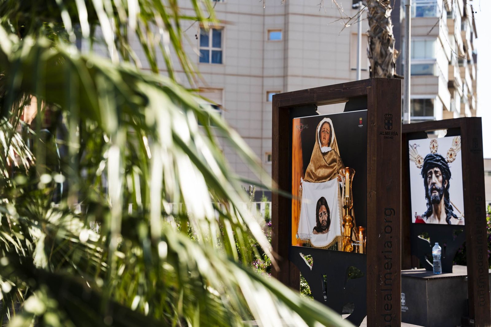 Exposición "La otra mirada" de los Fotógrafos Cofrades de Almería Focoal, en imágenes
