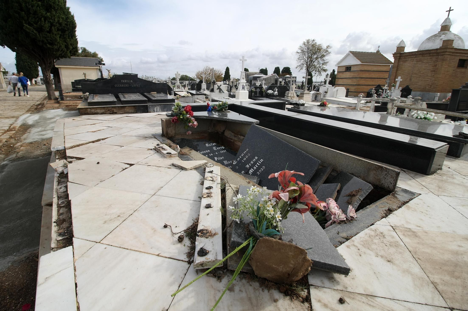 Imágenes del ambiente en el cementerio La Soledad, Huelva