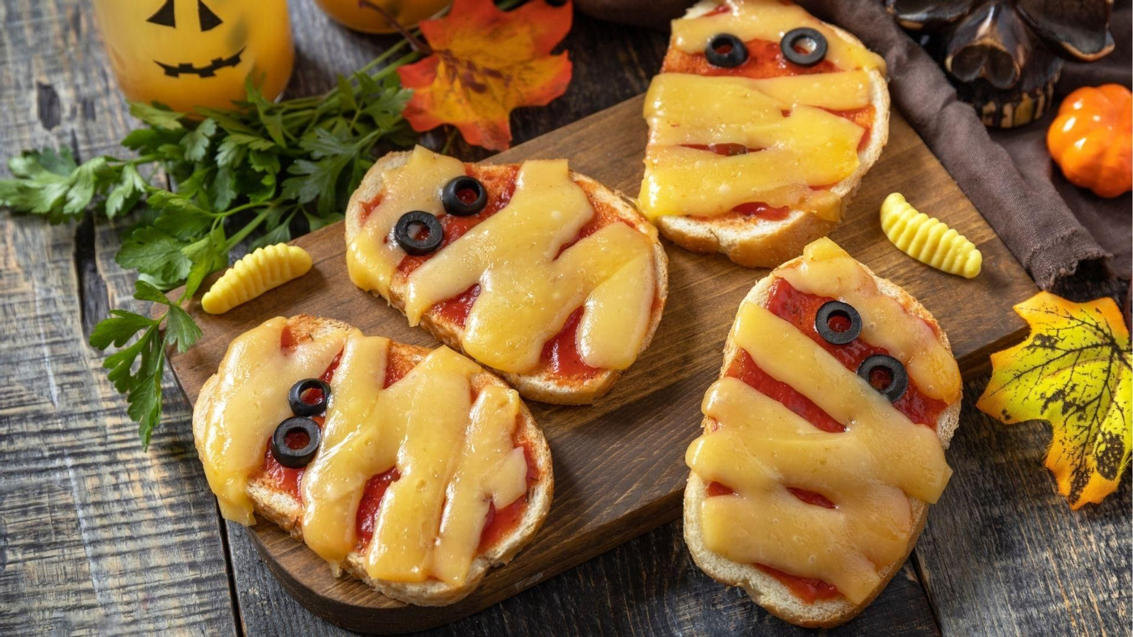 Pan con queso y aceitunas.