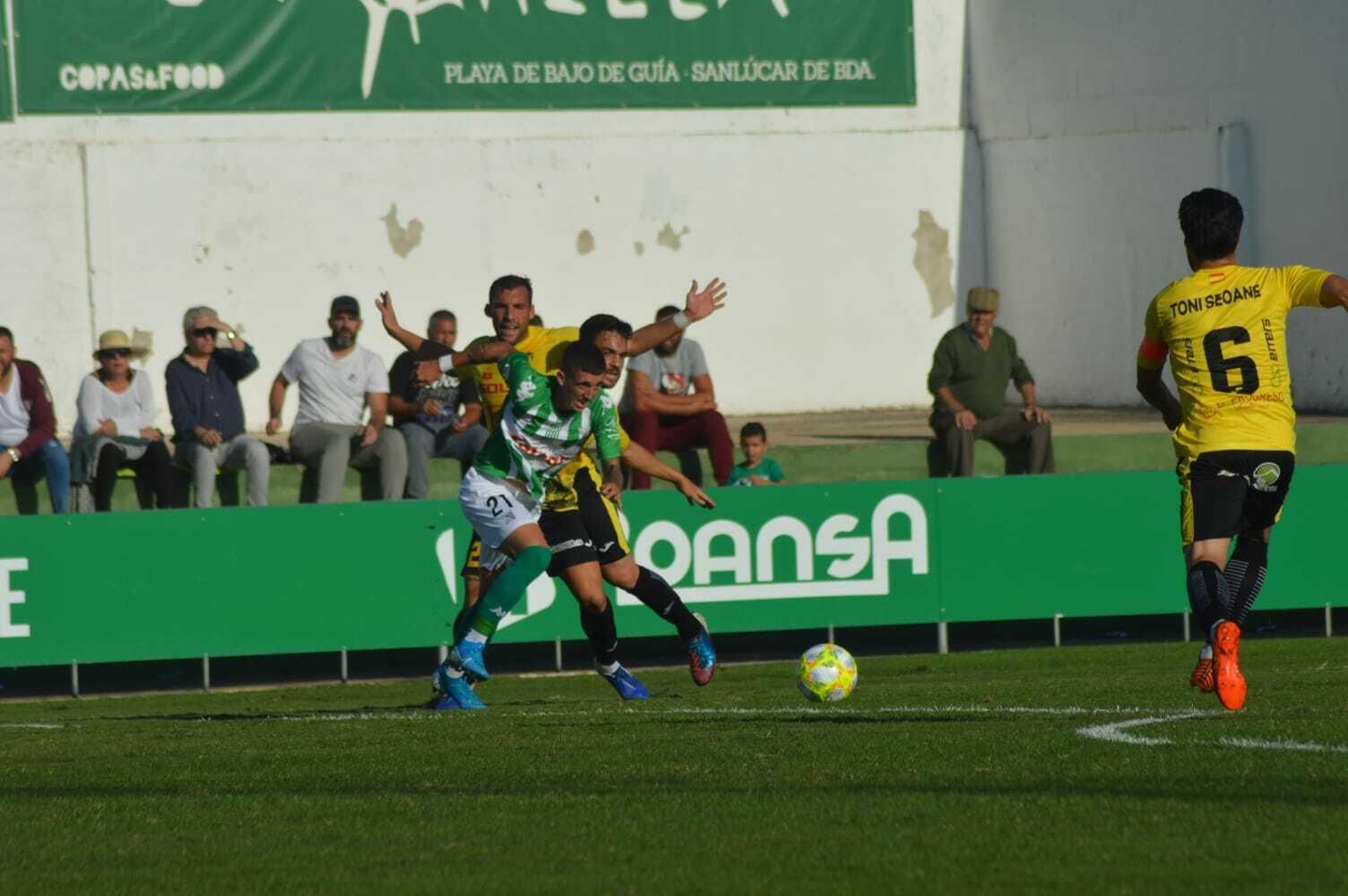 David Segura trata de marcharse de dos jugadores del Villarrubia.