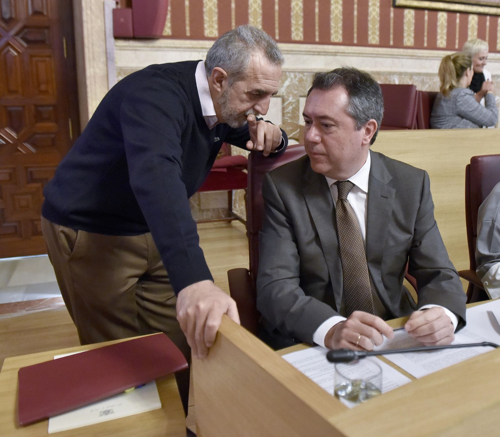 Juan Manuel Flores y Juan Espadas hablan en el Pleno.