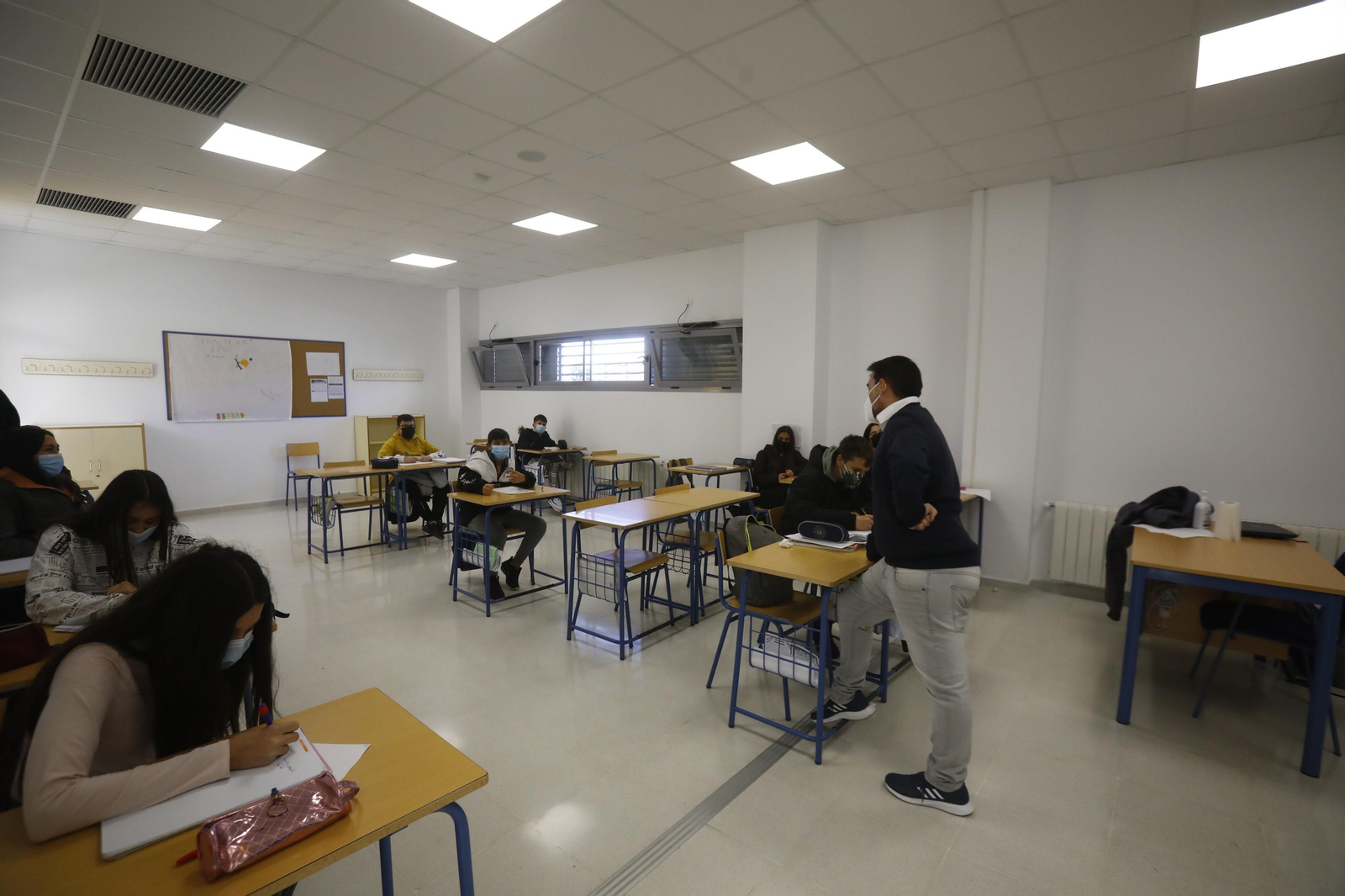 Un profesor imparte clases en un aula del nuevo instituto de Miralbaida.