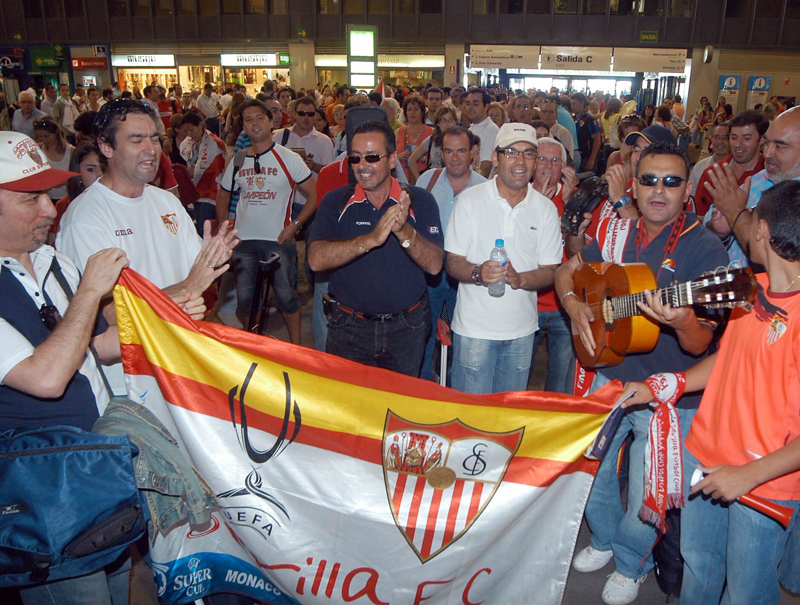 Ambiente festivo en Santa Justa a la salida de uno de los AVE especial fletados para la final.