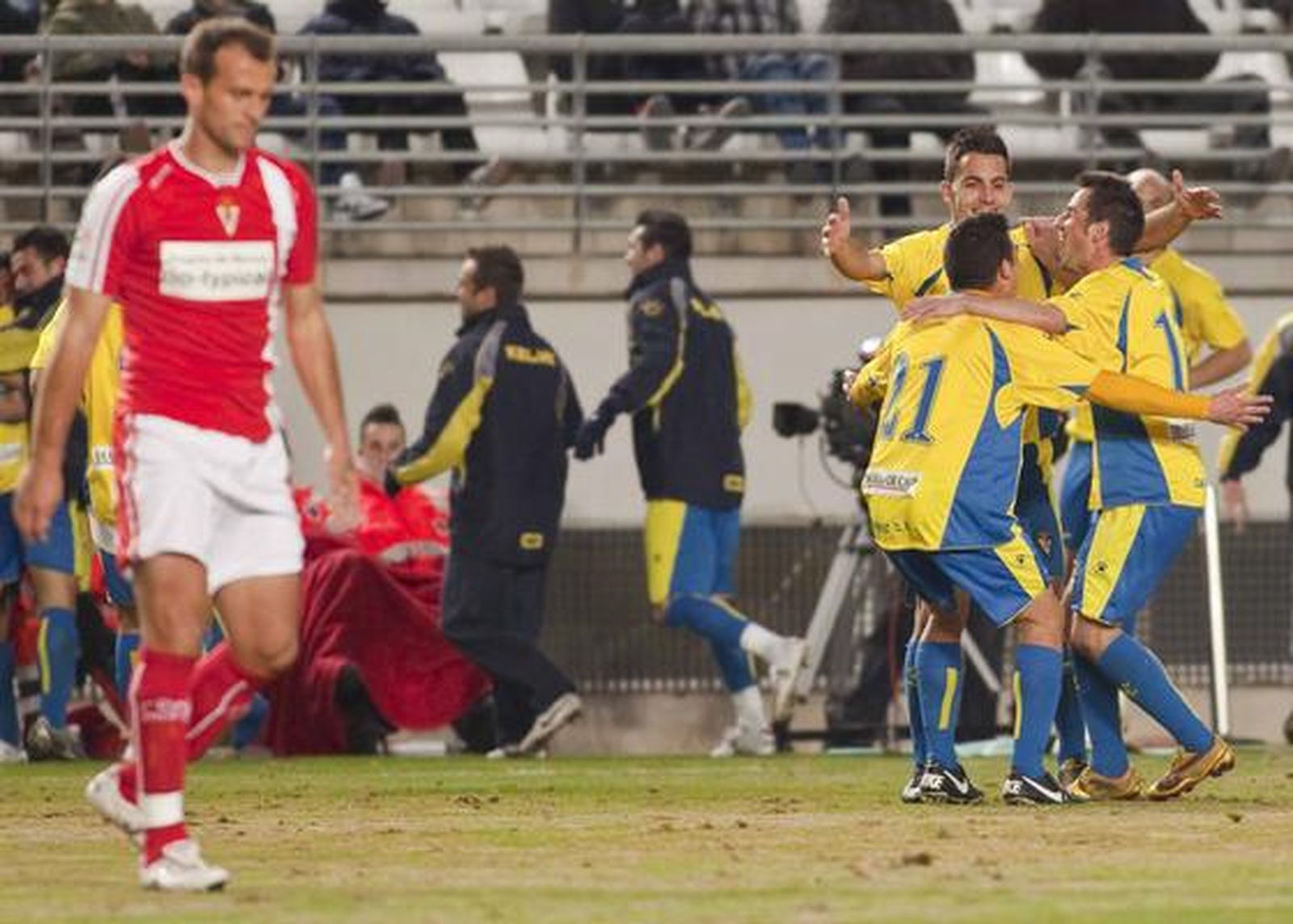 Los jugadores amarillos se abrazan tras el tanto del madrileño. 

Foto: LOF