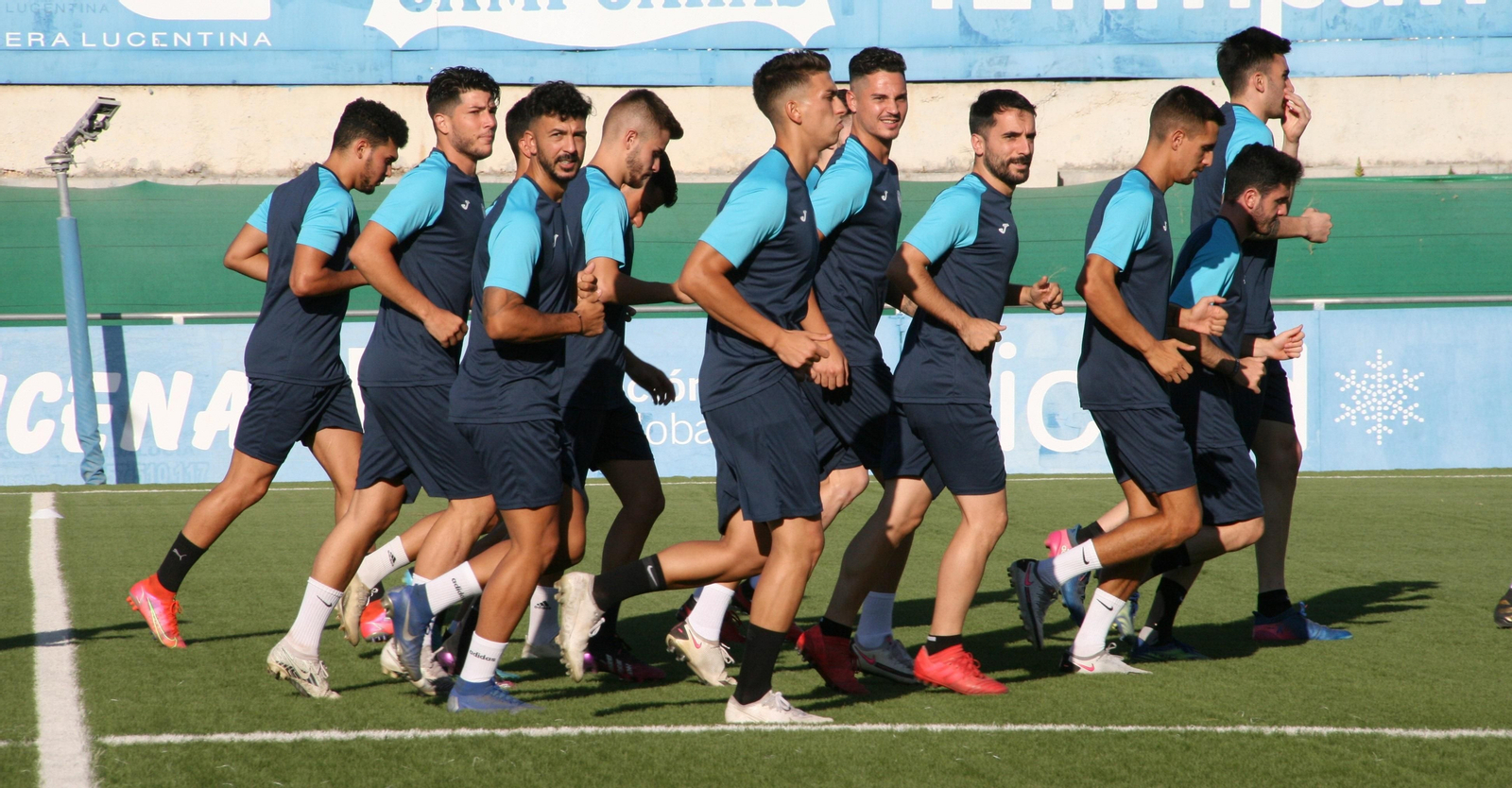 Los jugadores del Ciudad de Lucena se ejercitan durante un entrenamiento en el estadio lucentino.