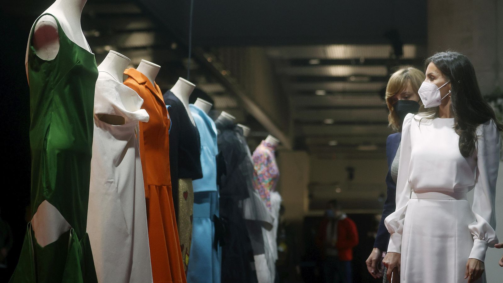 Durante el recorrido por la exposición de diseños de años anteriores.