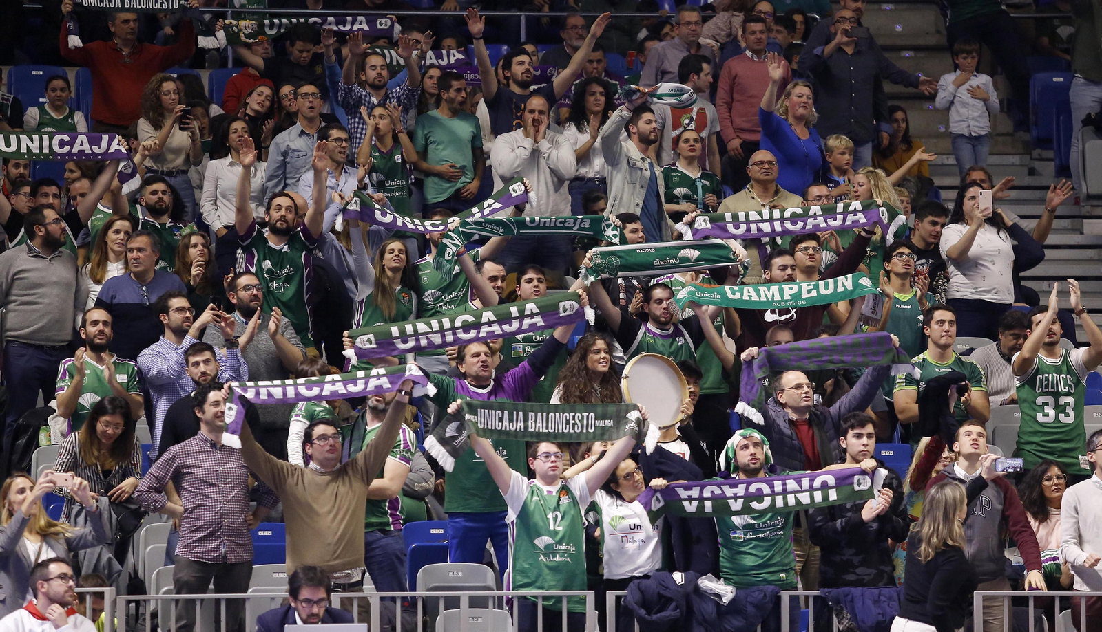Los aficionados del Unicaja animan.