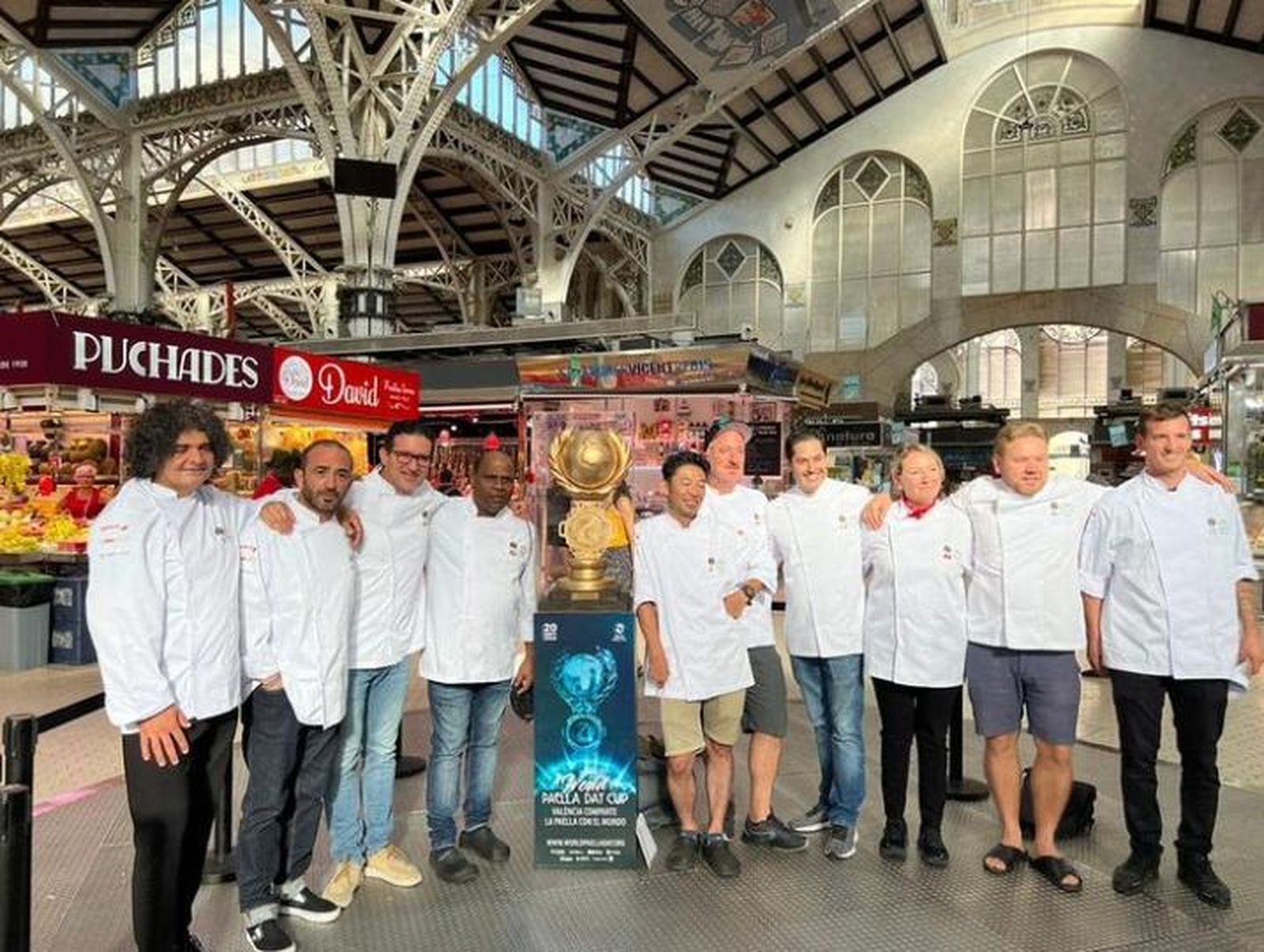 El cocinero Eric Gil, posando con todo su equipo de cocina en el mercado de Valencia