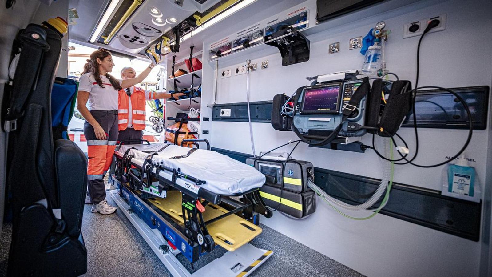Interior de uno de los vehículos expuestos en la Plaza de la catedral.
