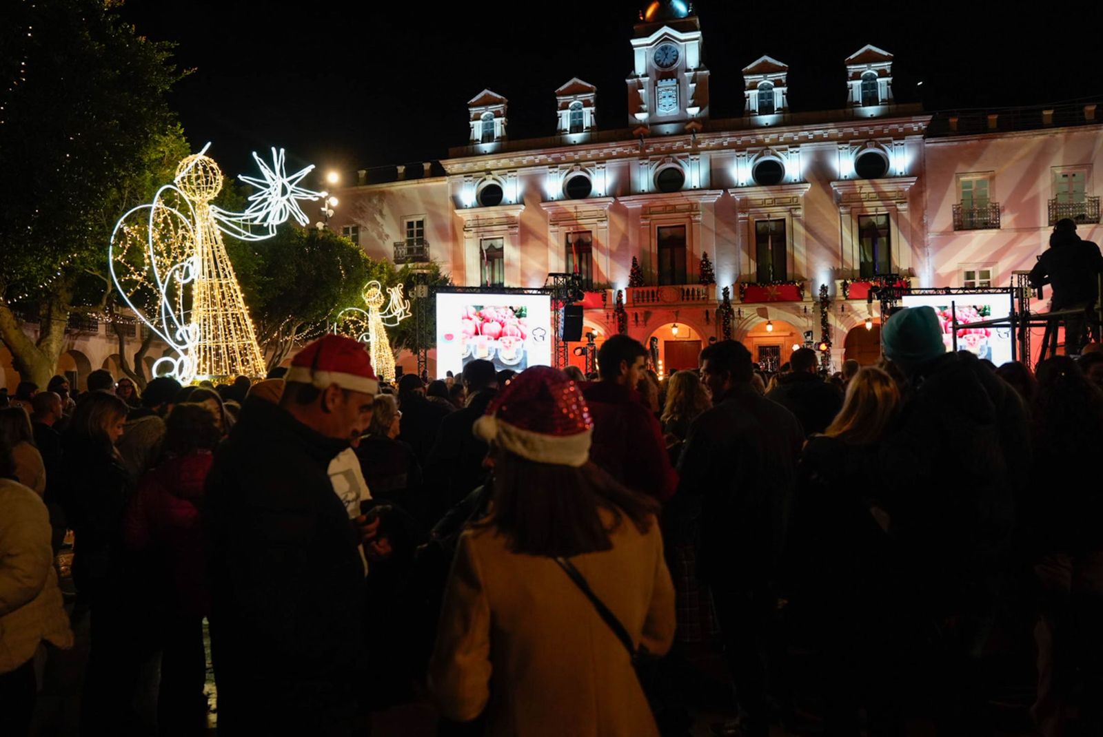 Almería despide con los 12 tomates cherry de la suerte el año 2025